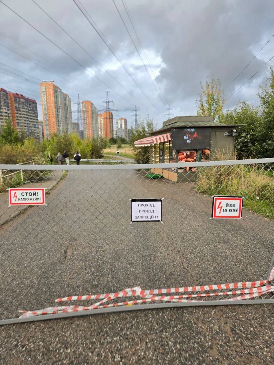 В Мурино на тропе в сторону метро заметили заборы ⚠️