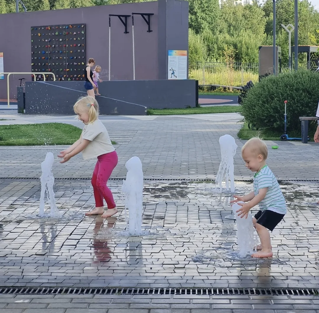 А летом мы любим играть в фонтанчиках!)))