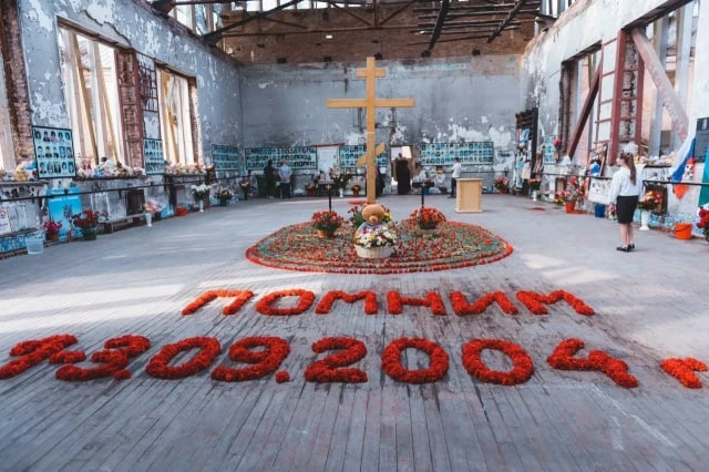 1 сентября 2004 года террористы захватили в заложники учеников, родителей и родственник...