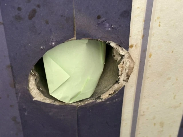нужно установить розетку, проводку к ней подвести от автомата на лестничной площадке