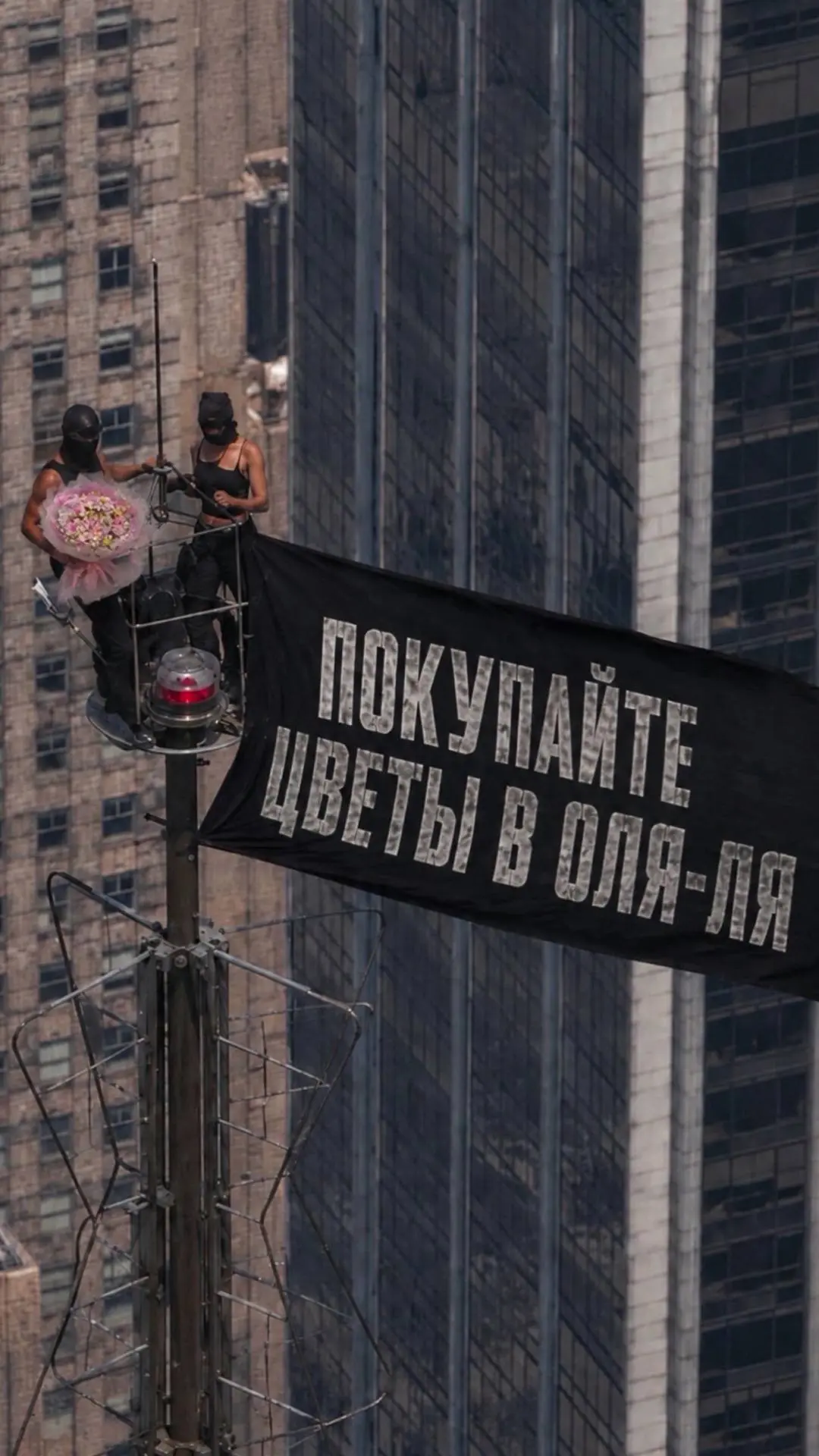 Все мы в восторге от этого романтичного события, но мы считаем там не хватало одного ма...