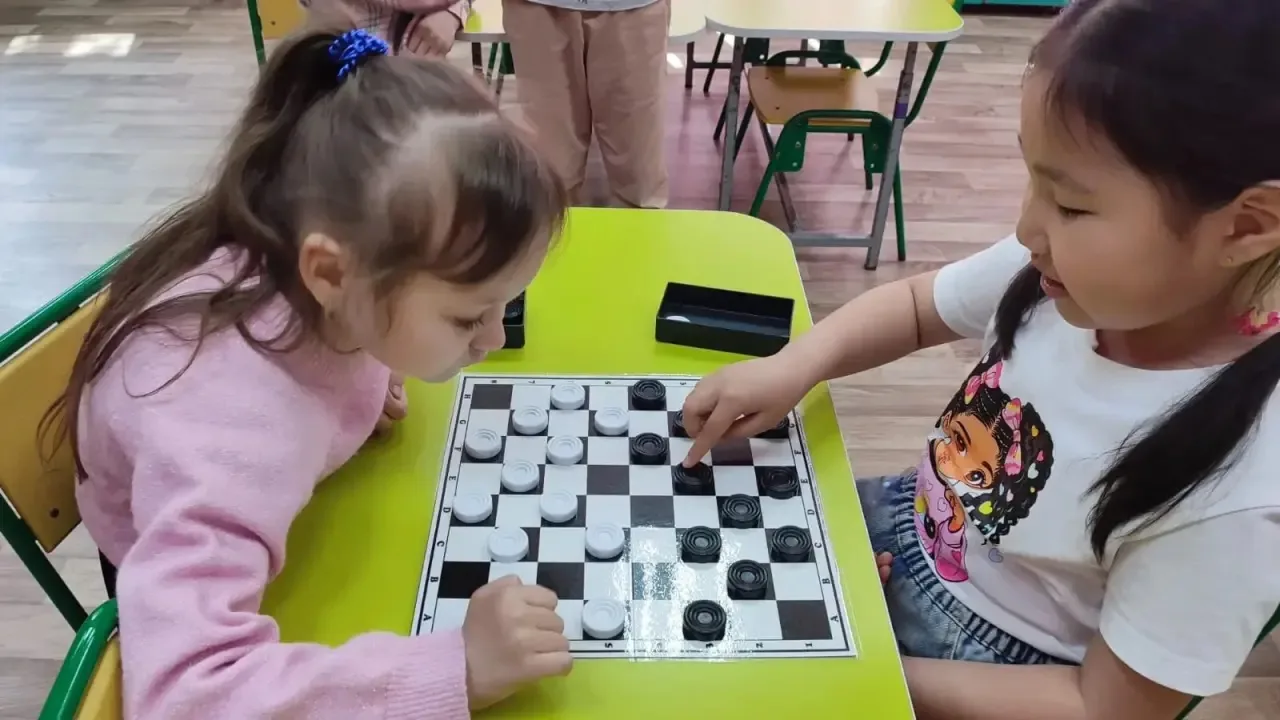 🎉 В нашем детском саду стартовали отборочные игры шашечного турнира!

♟️ Белые и чёрные фигуры уже 