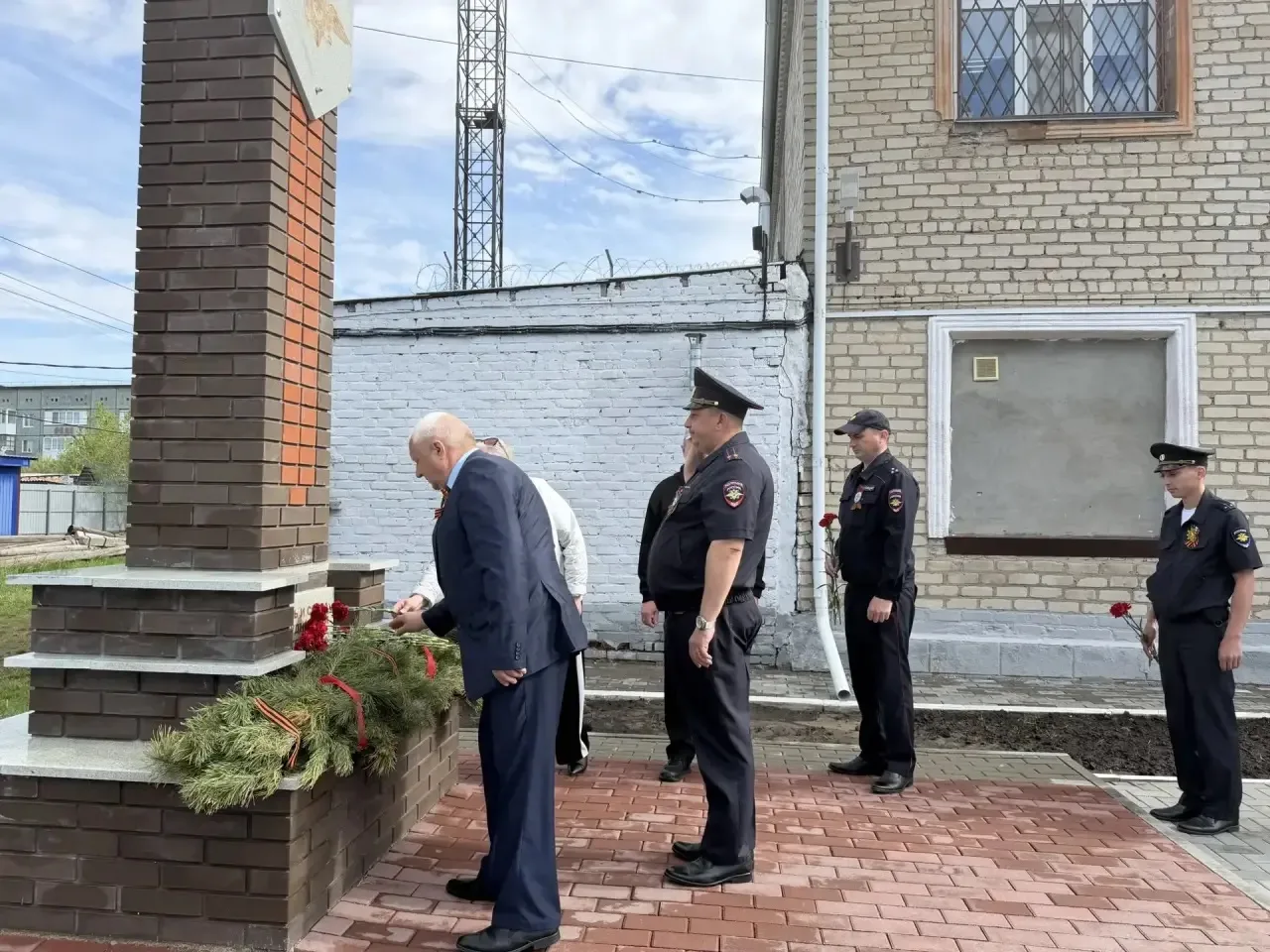 В Полтавском районе у памятника погибших воинов и стелы «Честь и слава сотрудникам и ветеранам орган