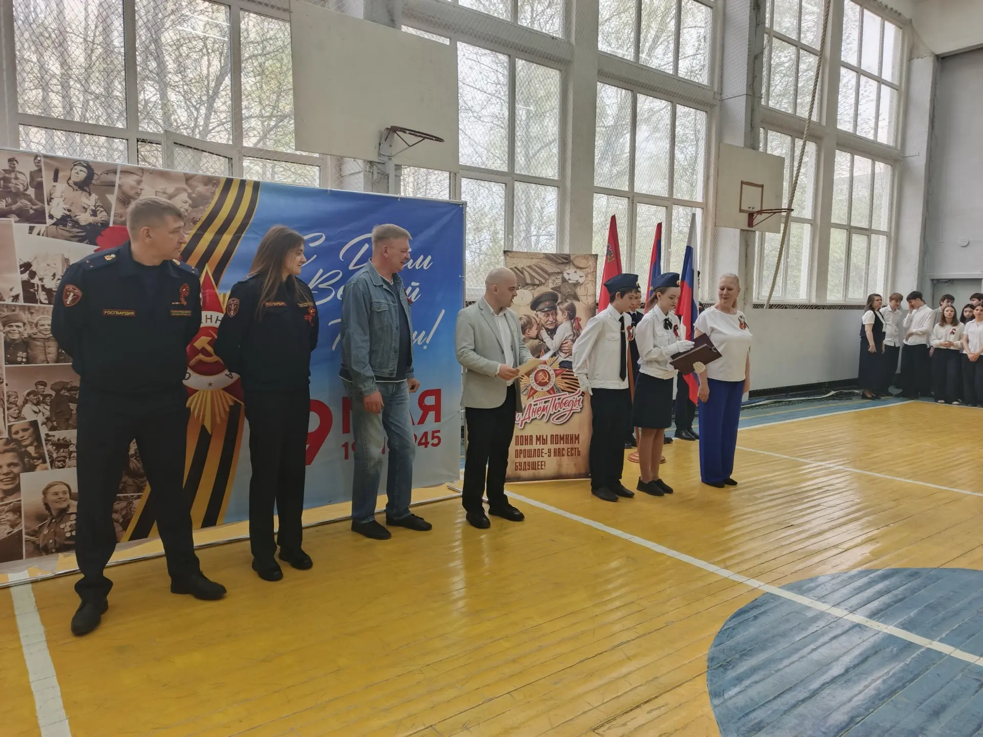 Торжественное начало недели в МОУ СОШ № 18 имени Подольских курсантов. 🇷🇺  Утро понедельника традици