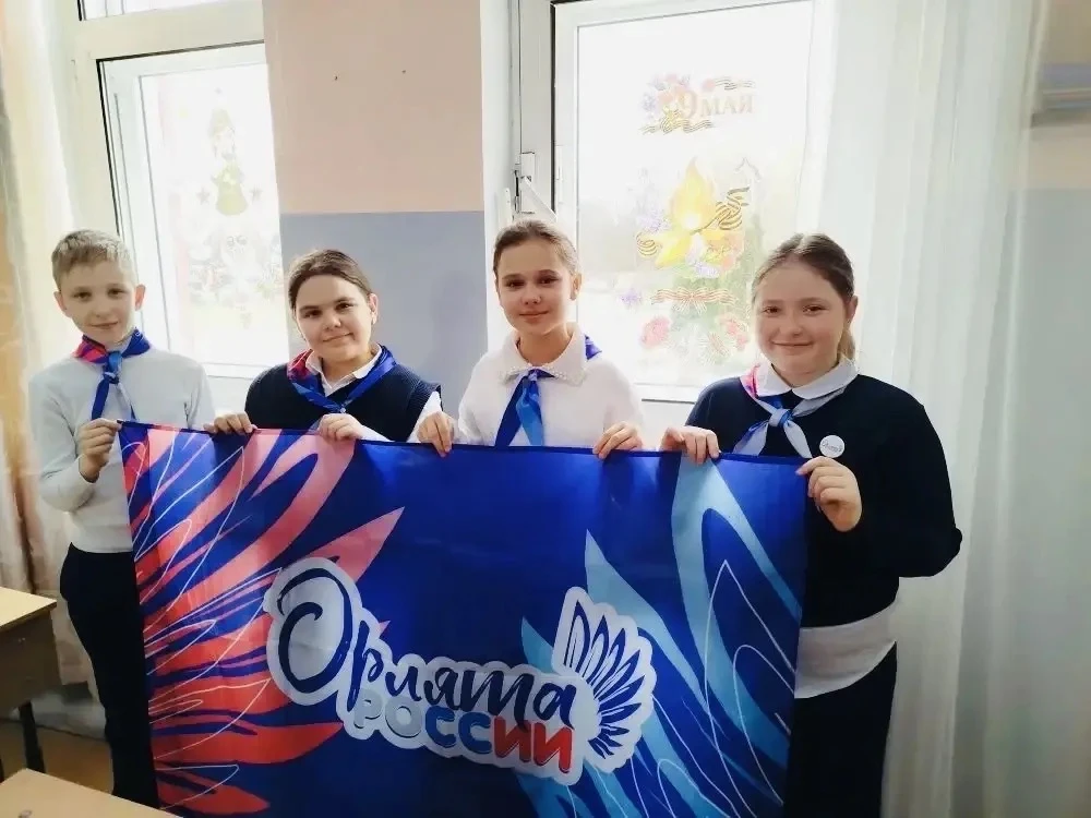 🪔 Наш образовательный комплекс присоединяется к акции «Окна Победы»!  В рамках марафона «Наследники 