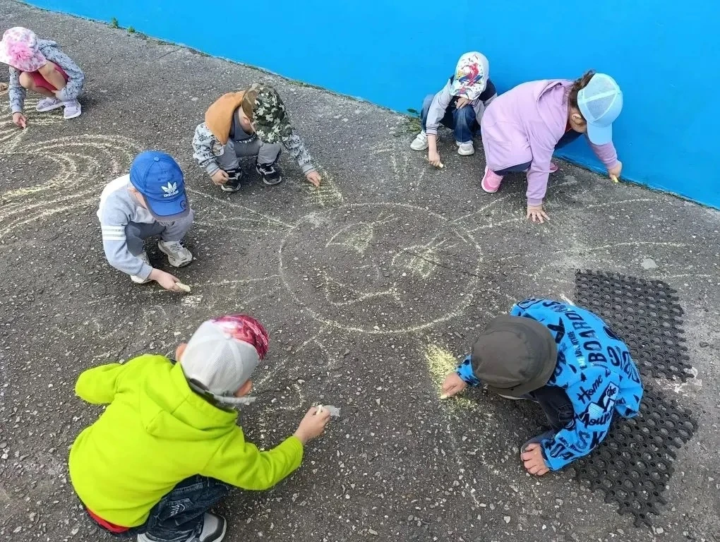 🖼 Летний день — отличное время для творчества! Ребята из средней группы № 4 сегодня вз...