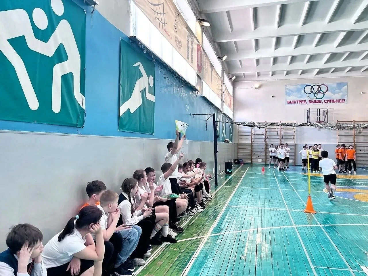 Маленькие чемпионы большой страны! 🏃‍♂️💨  Пока старшие лицеисты трудились на мастер-классах и суббот