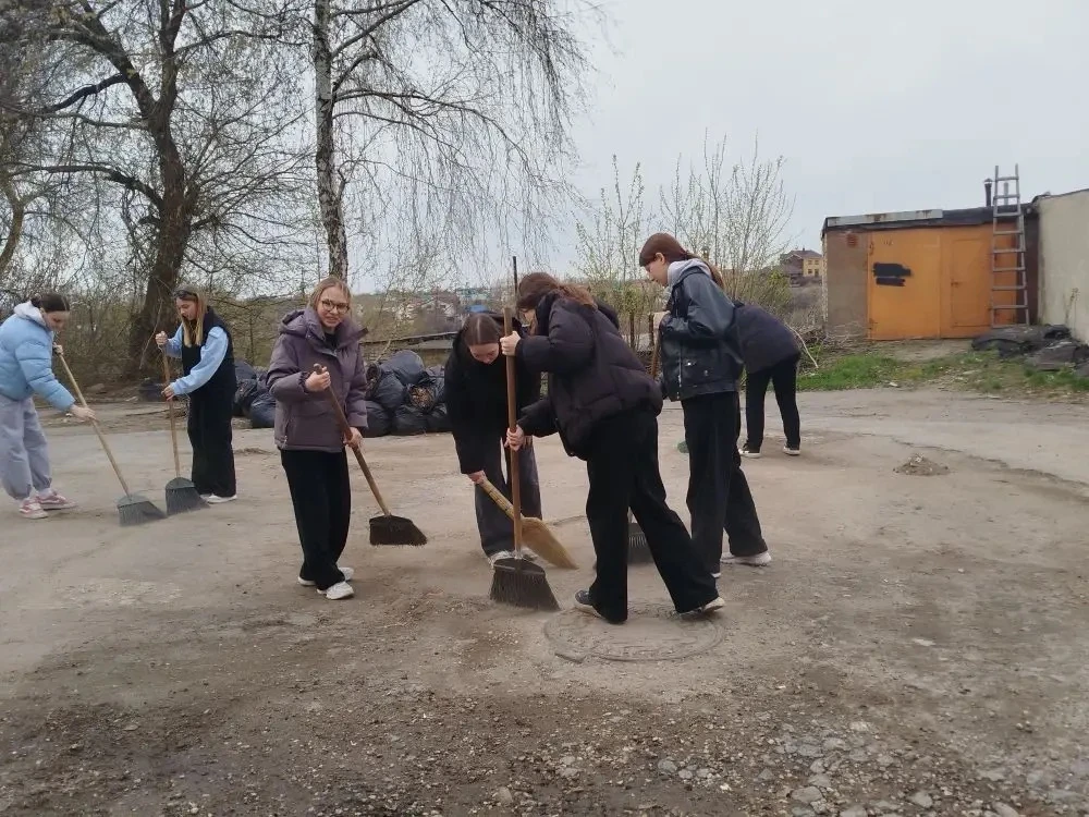 Студенты группы ОП1-25 и ТО1-25 присоединились к Экологической акции «Чистый четверг»!  🔥 это отличн