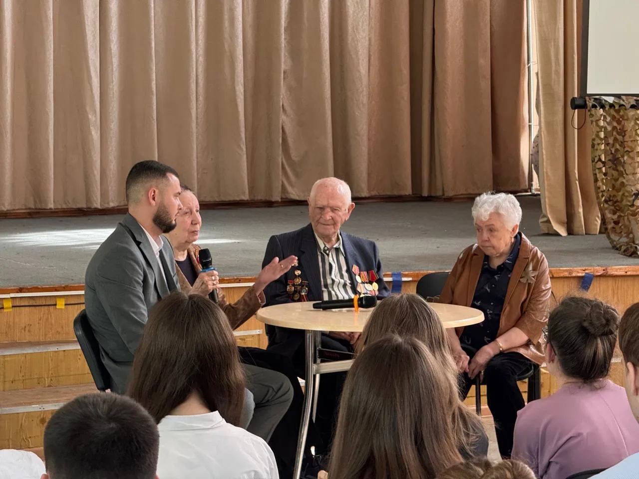 Есть встречи, после которых в зале ещё долго стоит тишина.  Вчера для наших учеников прошёл настоящи