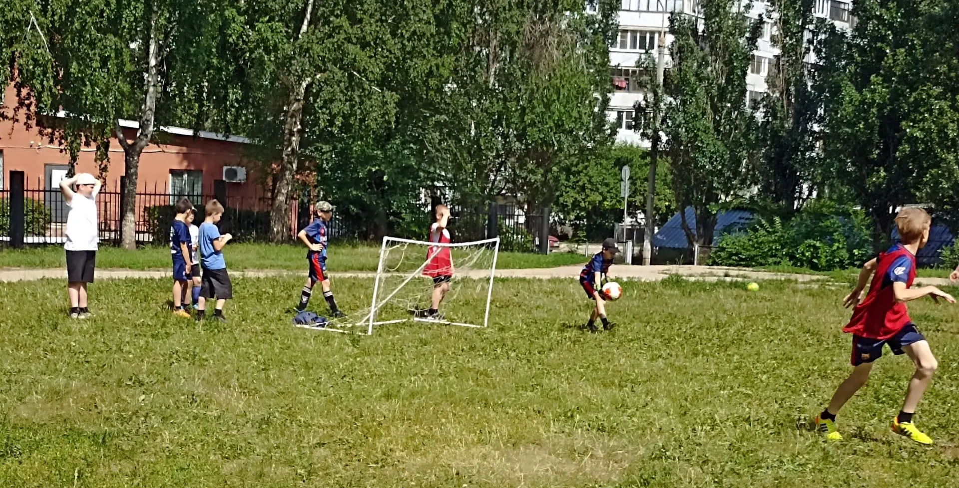 Футбольная битва под летним солнцем: спорт, драйв и командный дух! Под лучами яркого летнего солнца 