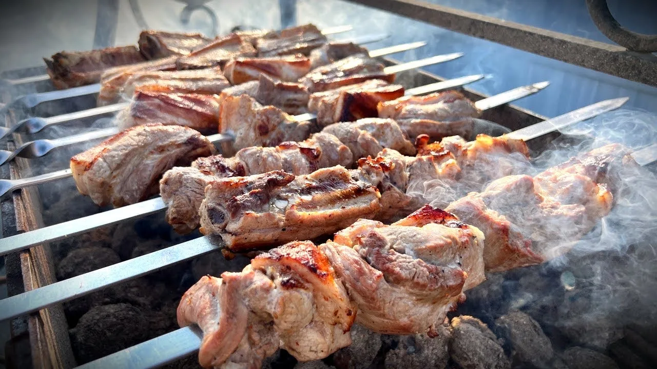 🥩Стоимость набора для шашлыка за год выросла на 11% и почти достигла 5000 рублей   Древесный уголь п