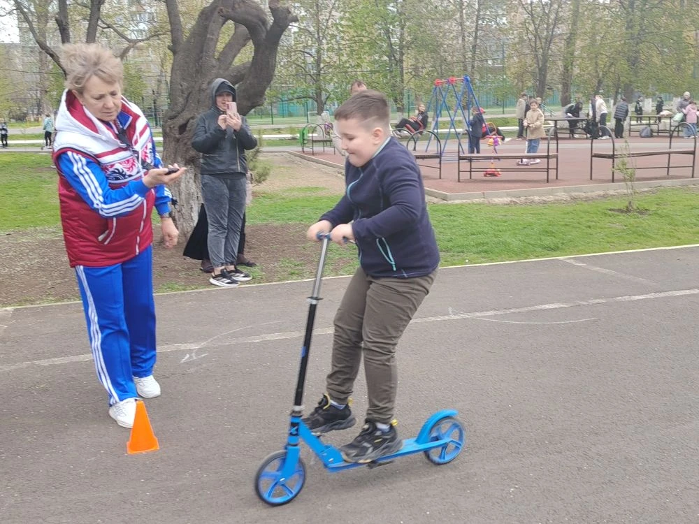 🛴НЕДЕЛЯ ФИЗИЧЕСКОЙ КУЛЬТУРЫ.💪 ПОЛОСА ПРЕПЯТСТВИЙ НА САМОКАТАХ 🛴   👉 14 апреля 2026 года в МАОУ «Школ