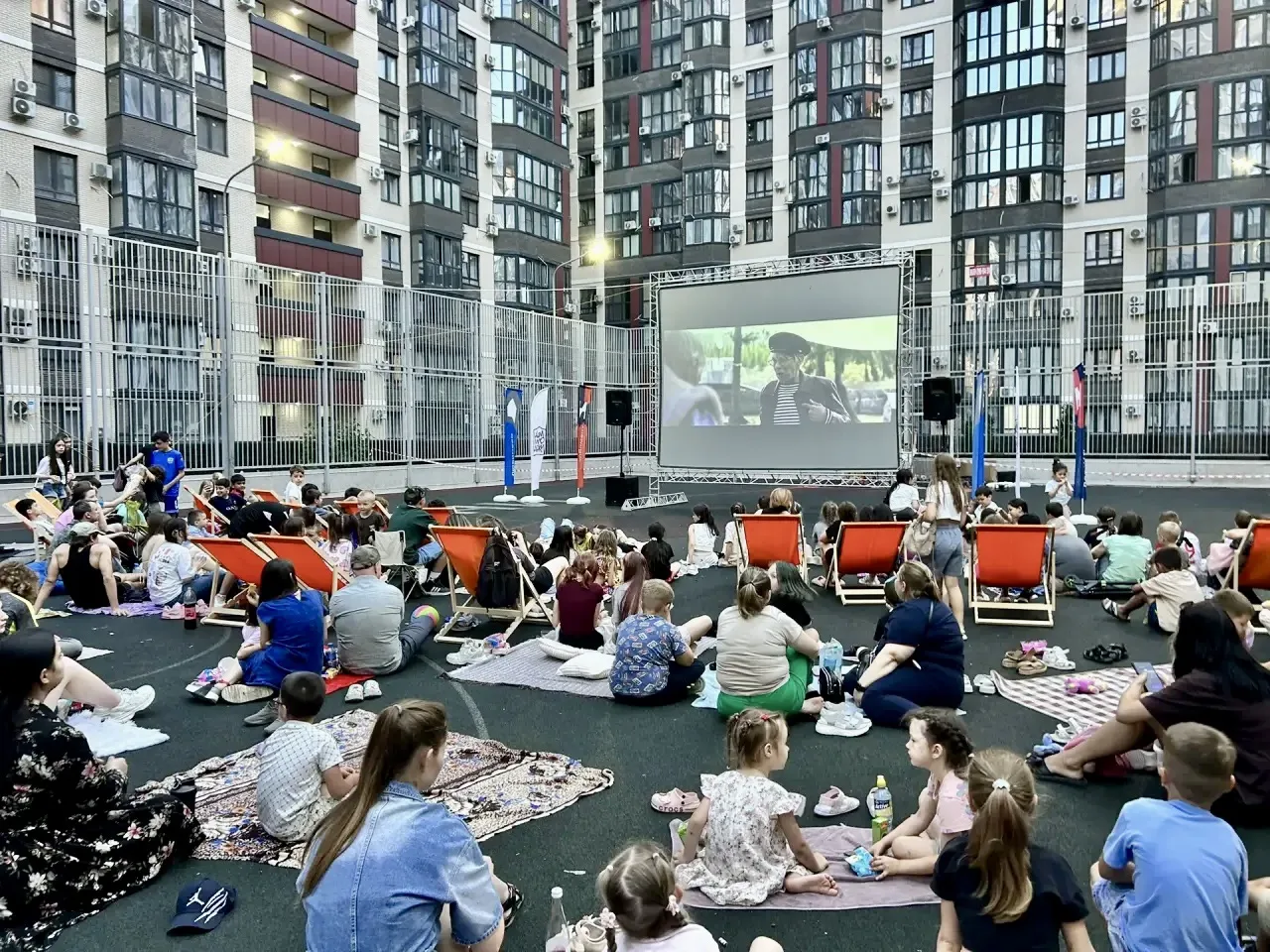 🎬 Вчера состоялся очередной уютный кинопоказ под открытым небом!

📽️ В рамках проекта «Кино нашего