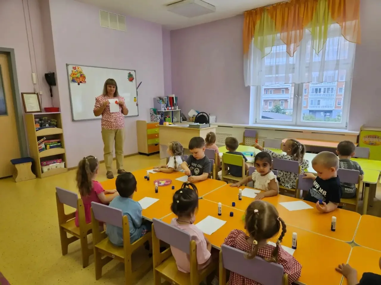 На тематической неделе "День знаний. Здравствуй, детский сад" детки второй младшей груп...