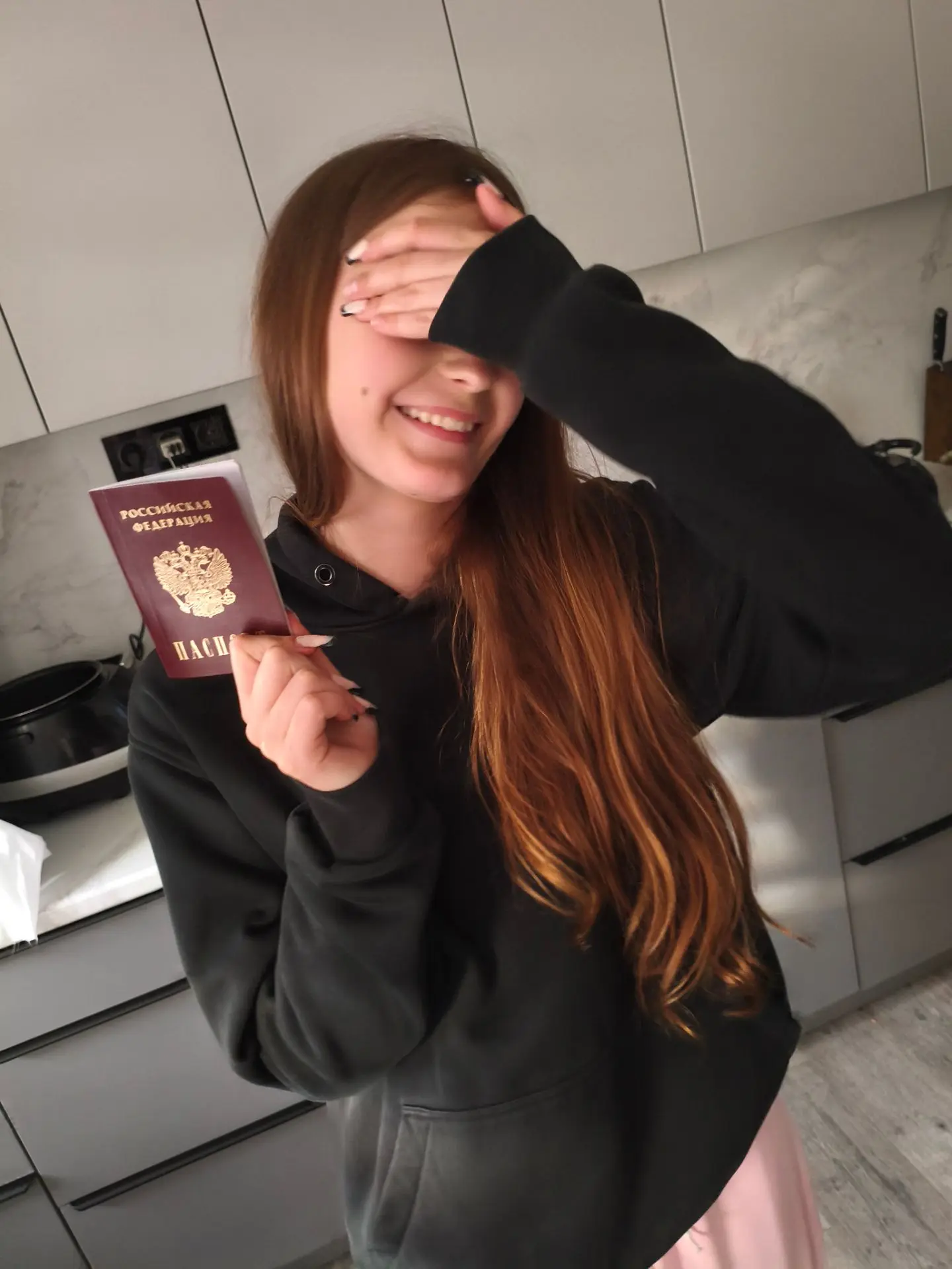 Моя старшая теперь имеет докУмент! 

Главная радость, это конечно, собственная подпись))) 
Эх, где м