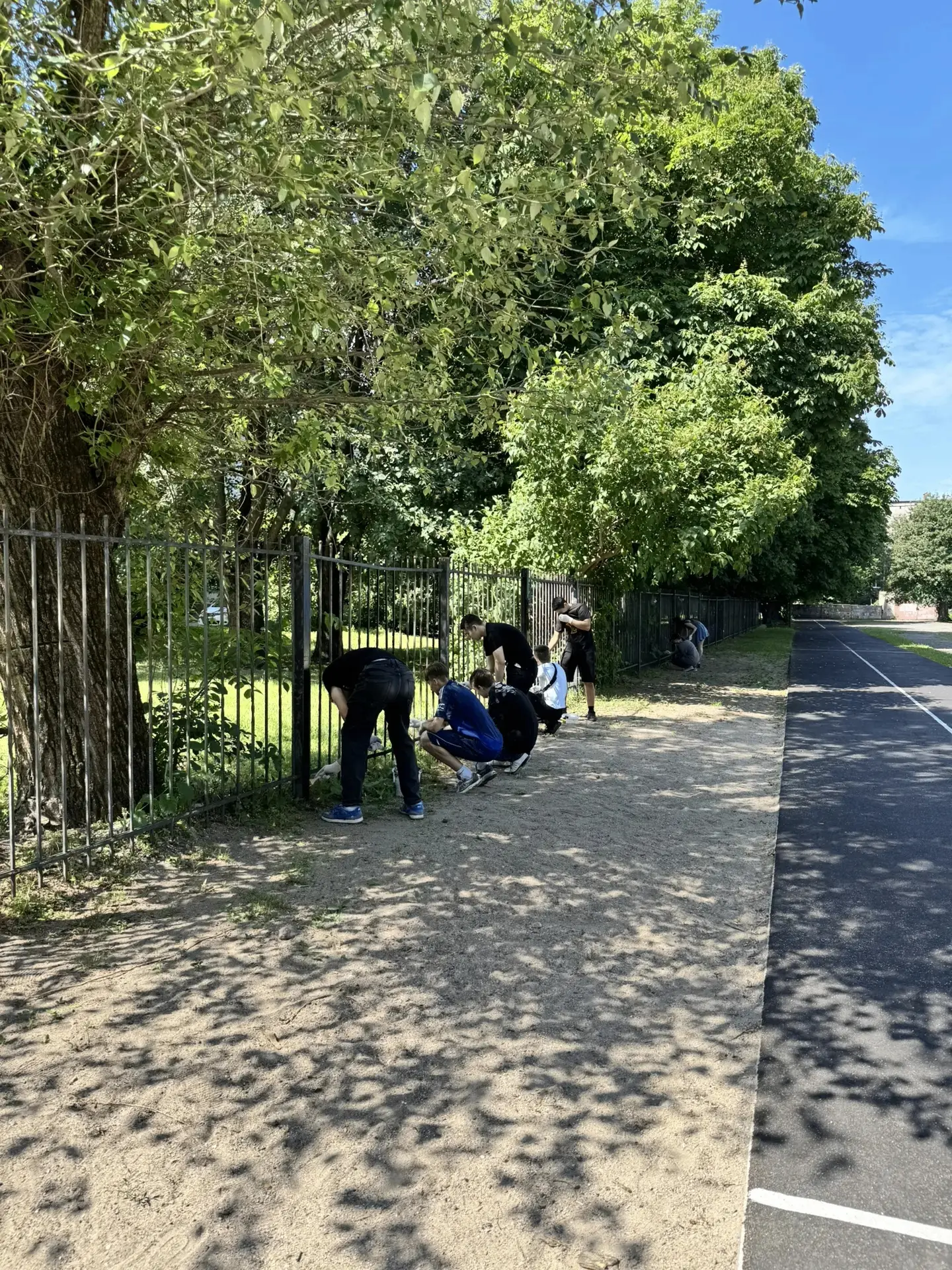 Лето — время не только для отдыха, но и для полезных дел! 
Продолжается трудовая практика в нашей шк