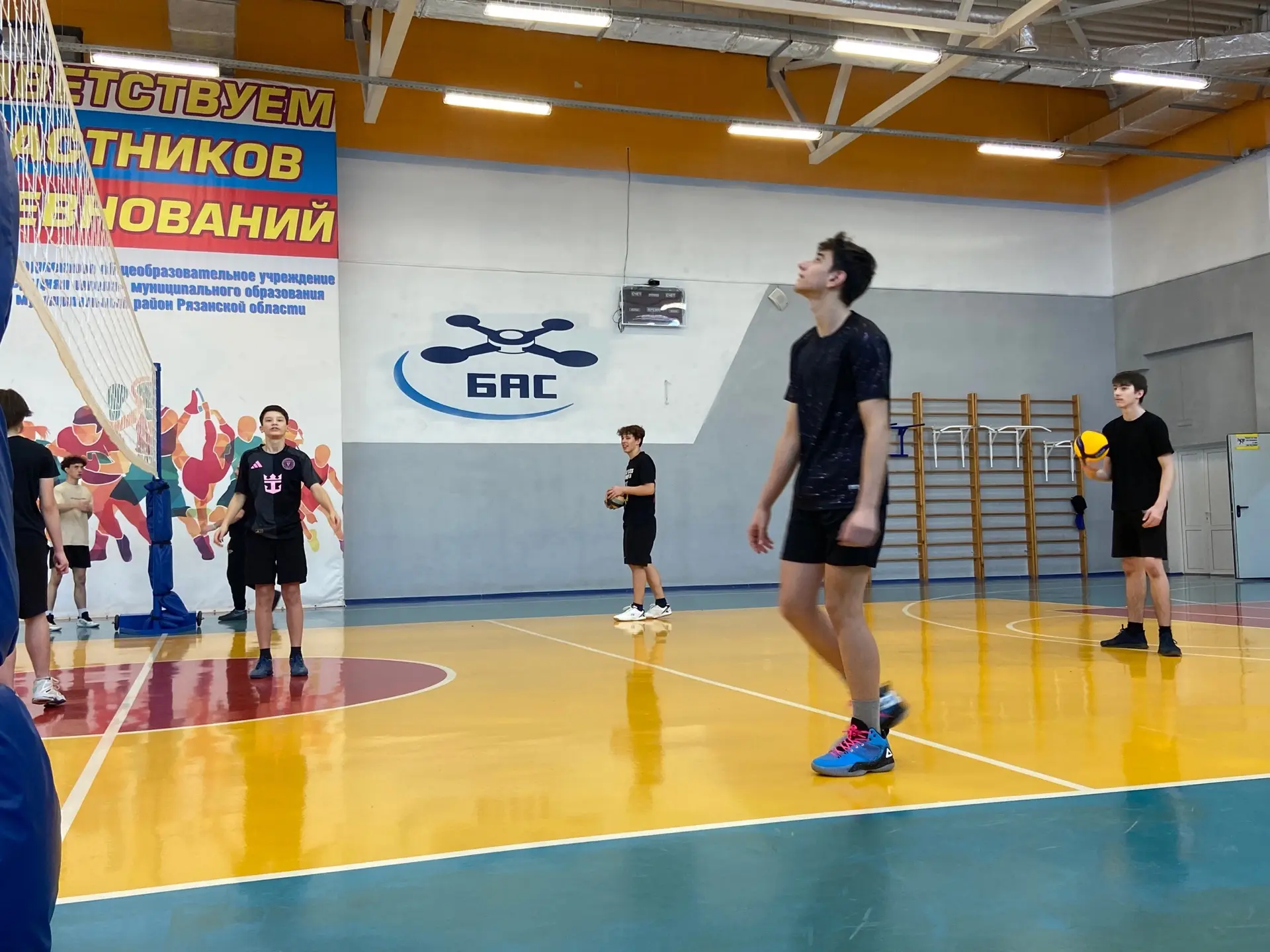 Каникулы с пользой 💪🏻 Турнир по волейболу среди юношей старших классов 🏐  В рамках «Декады спорта» п