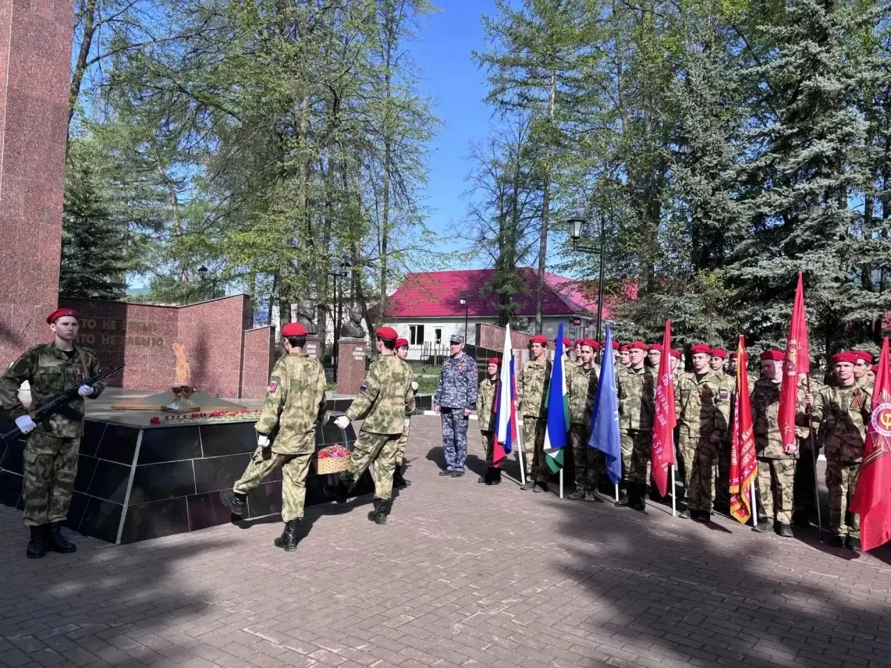 В преддверии 81-й годовщины Великой Победы: гимназисты  почтили память героев у Вечного огня.       