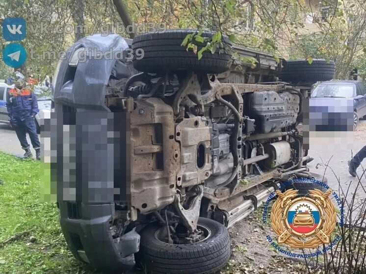 ❗ Опрокидывание Toyota во дворе: водителю плохо за рулем