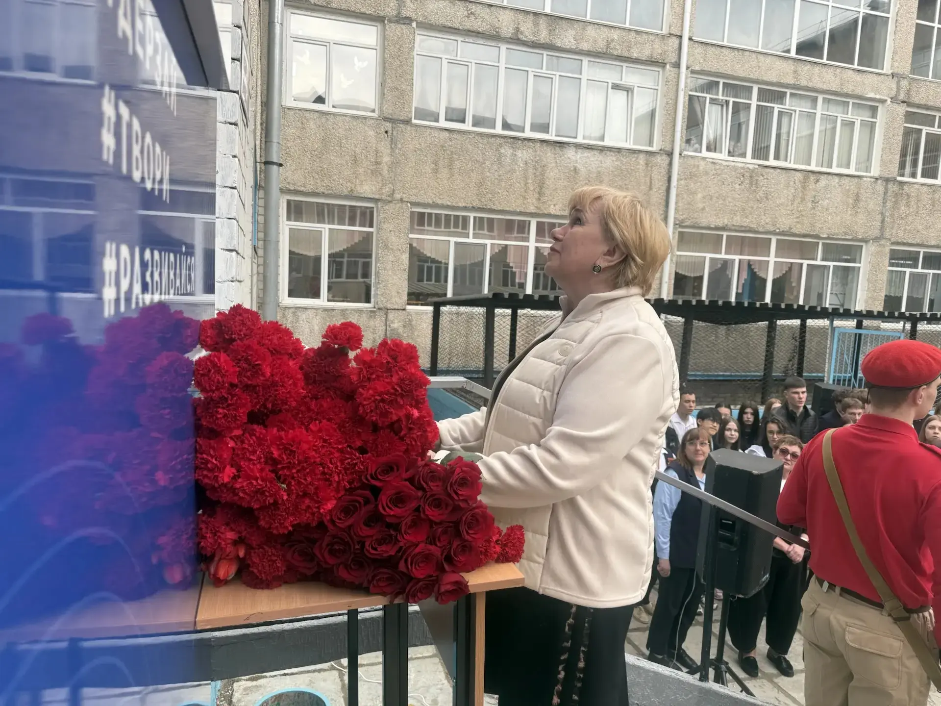 🕊 Алые гвоздики и тишина  В церемонии открытия мемориальной доски Андрею Мамонову был момент, которы