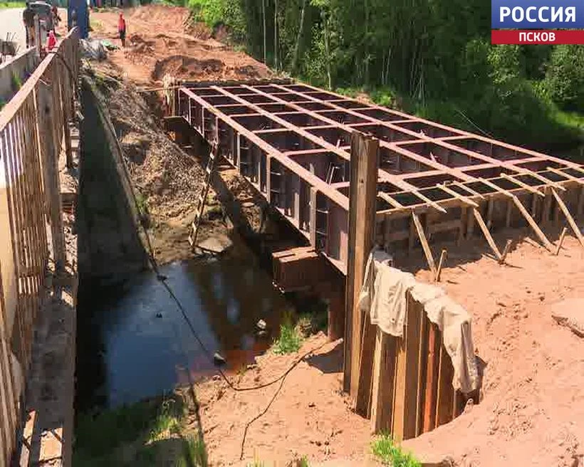 Временный мост через реку Гдовка откроют в конце июня

В Гдовском районе возводится временный мост ч