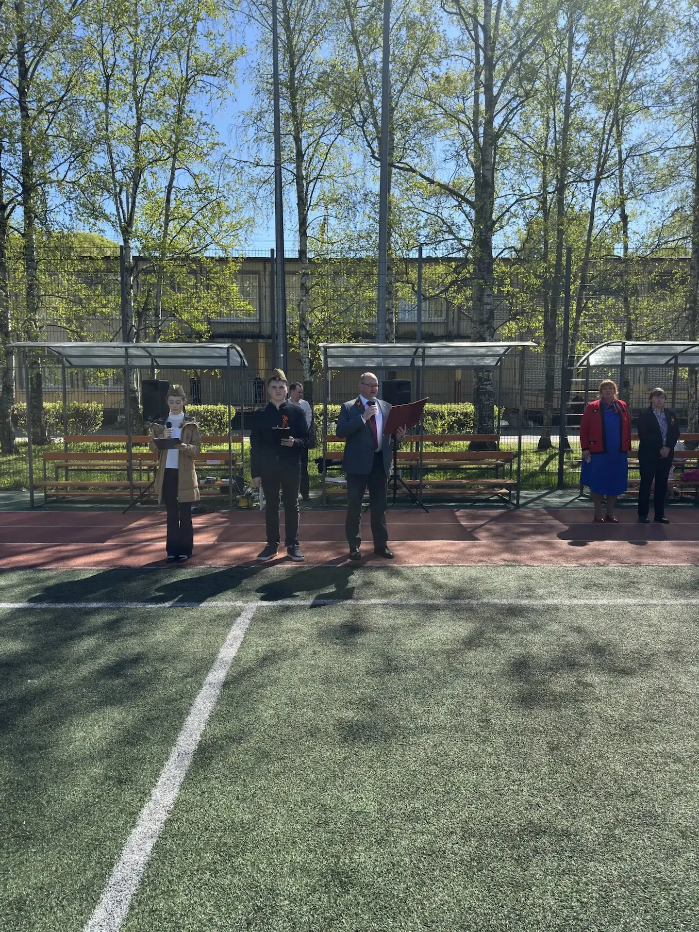 🎖️ Сегодня в нашей 350-й школе прошла торжественная линейка, посвящённая Дню Победы! 🎖️  С самого ут