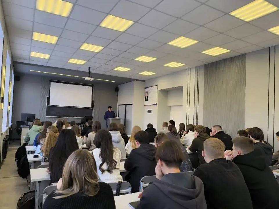 Правовой диалог между прокуратурой и студентами ОГАУ 🤝⚖️  На факультете экономики и права прошла вст