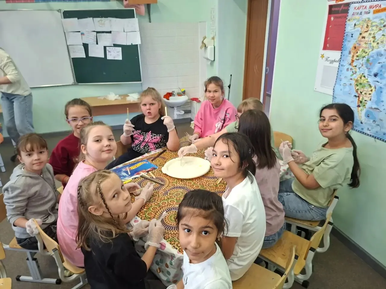 Сегодня в лагере прошёл насыщенный и яркий день! ☀️   

В рамках «Дня творчества» отряды погрузились