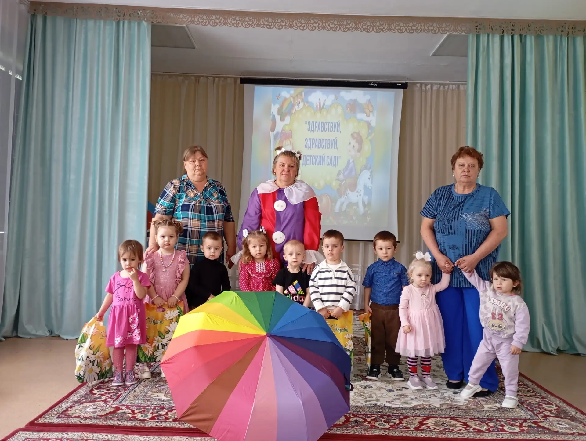 Выпускной бал в ясельной группе - это самый первый в жизни детей выпускной. Праздник наступает совер