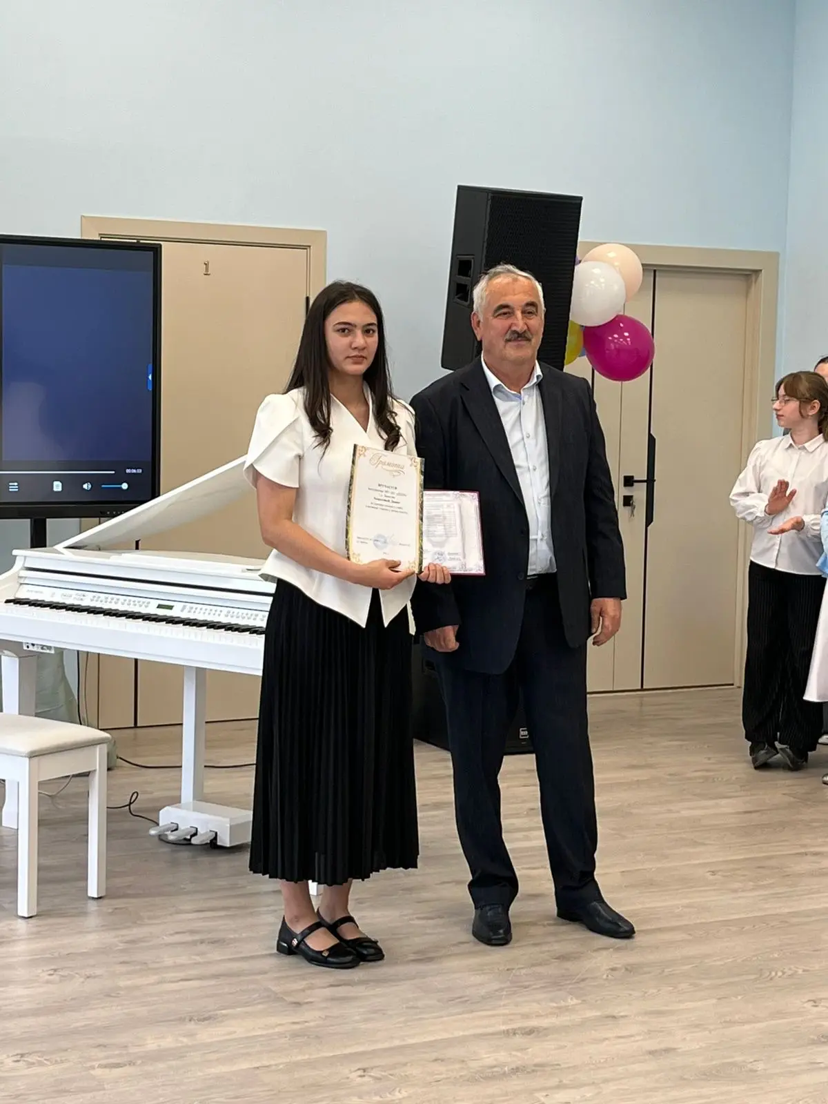 Сегодня закрылась важная глава. Экзамены сданы, ноты спрятаны в папку, а инструмент на ...