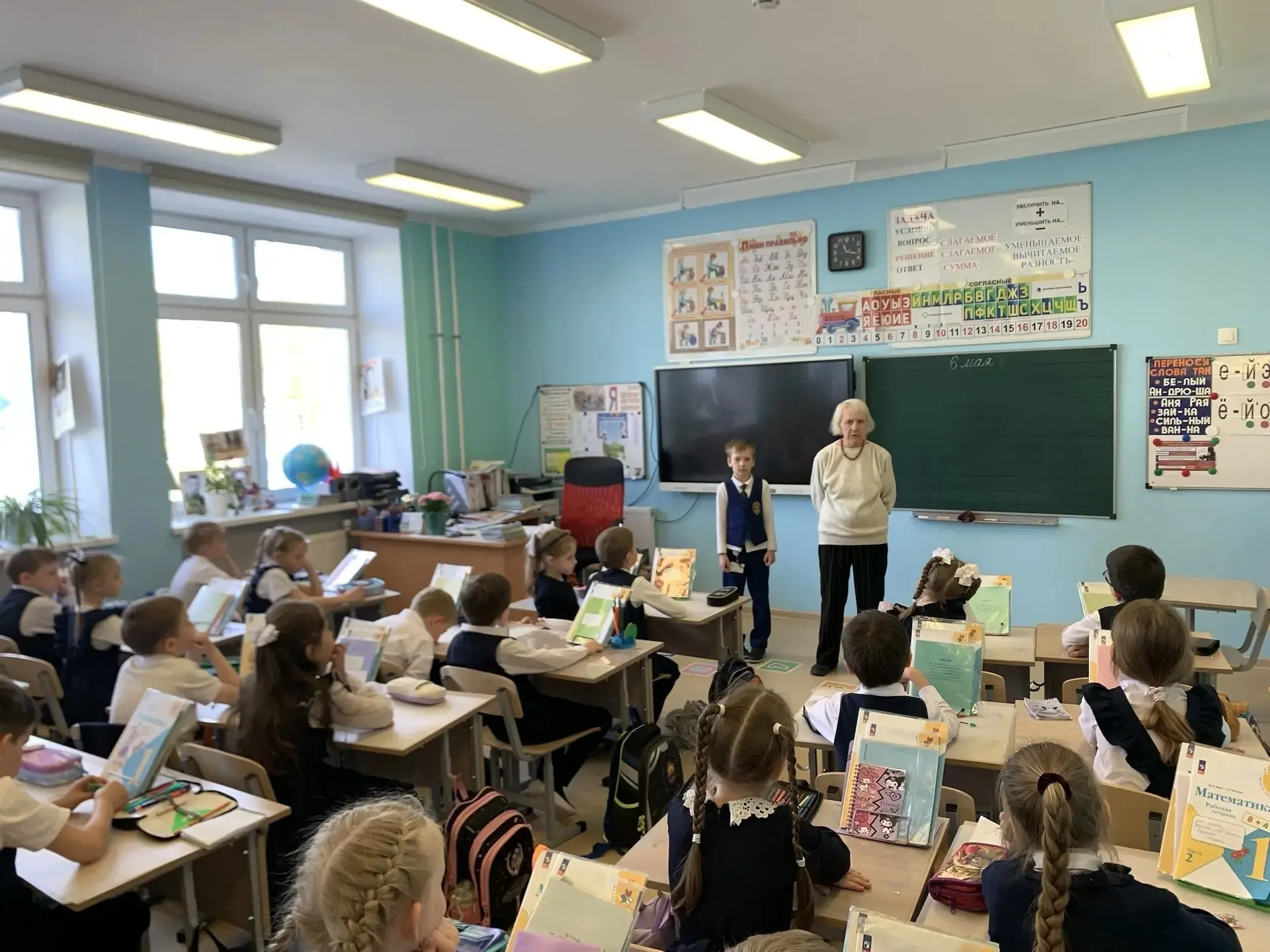 К первоклассникам из 1"Б" пришла удивительная гостья — Алла Германовна, прабабушка ученика Саши Ложк