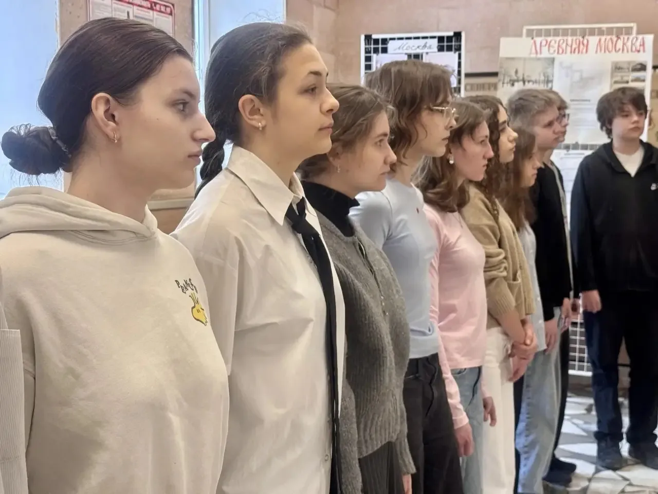 🇷🇺Новая учебная неделя, по неизменной традиции, во всех корпусах нашей школы началась с торжественно