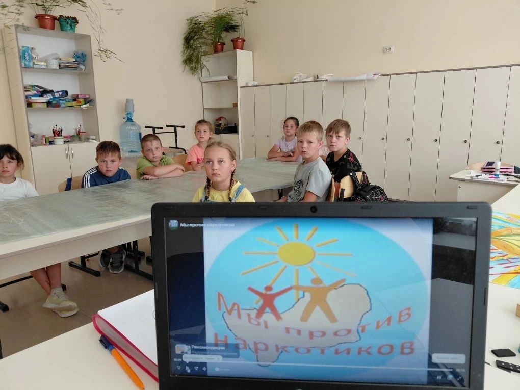 В пришкольном лагере «Радуга» в рамках месячника антинаркотической направленности было организовано 