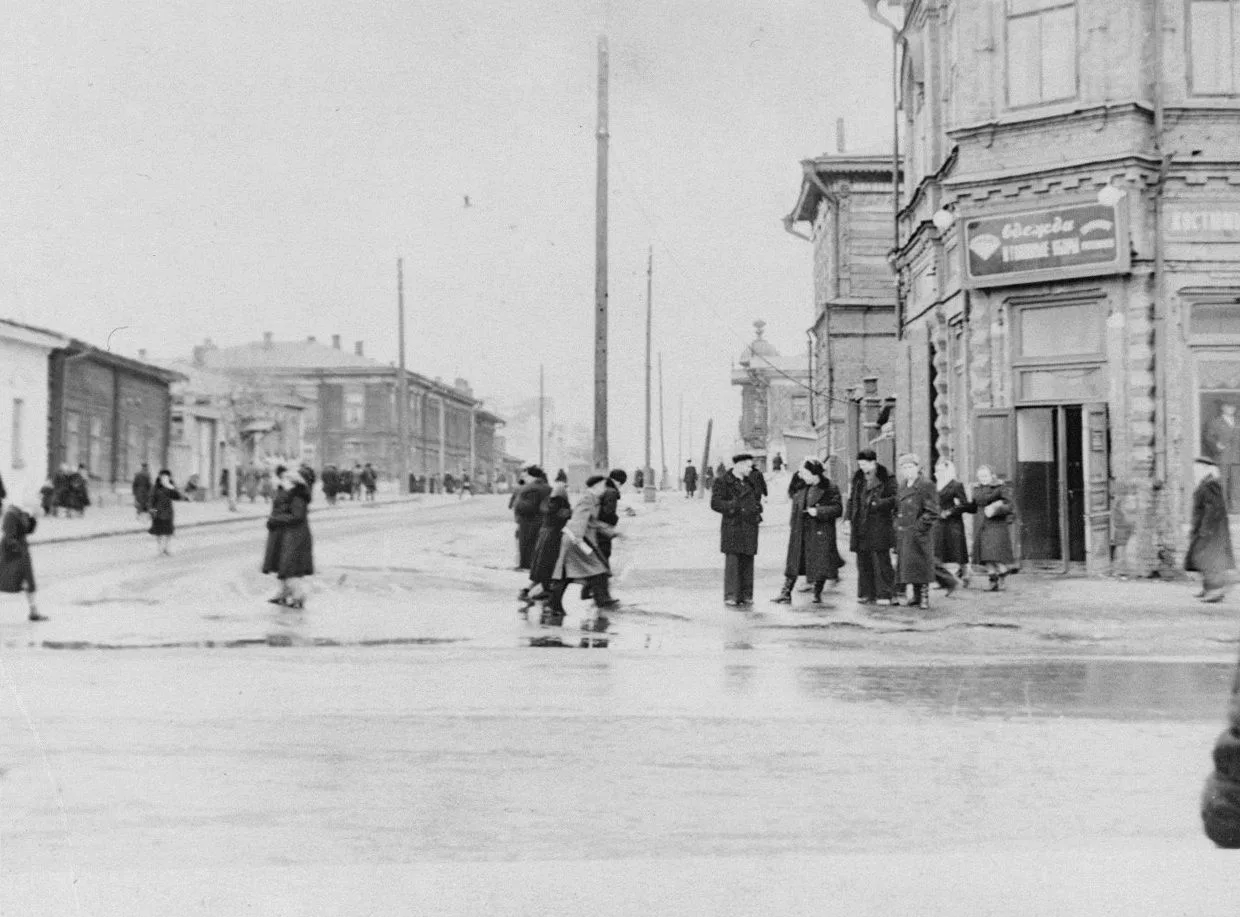 Два вида на переулок Плеханова со стороны проспекта Ленина. Первая фотография сделана в 1950-е годы,