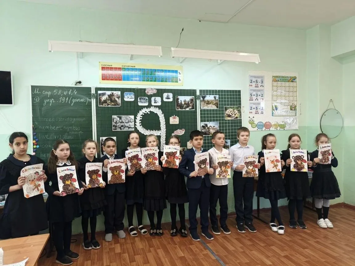 🎖️🧸 Подарок ветерану — от сердца к сердцу В преддверии 9 Мая во 2 корпусе школы проходят мастер-клас