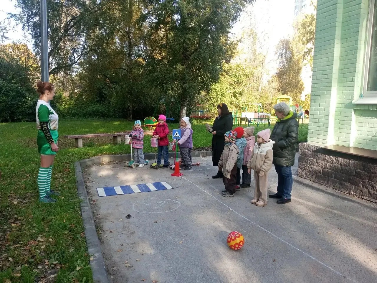🚦 В детском саду прошёл весёлый праздник по правилам дорожного движения у воспитаннико...