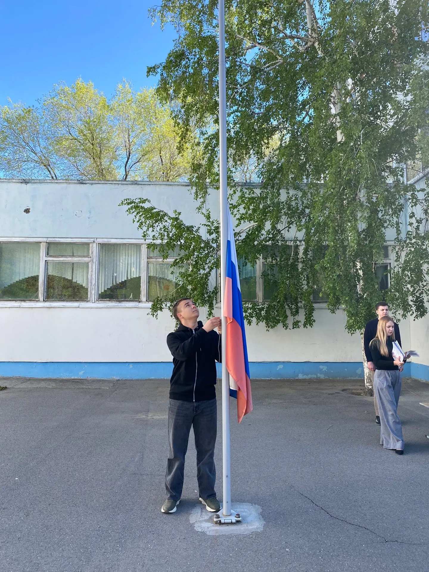 🇷🇺Традиционно утро понедельника в нашей школе началось с поднятия государственного флага Российской 
