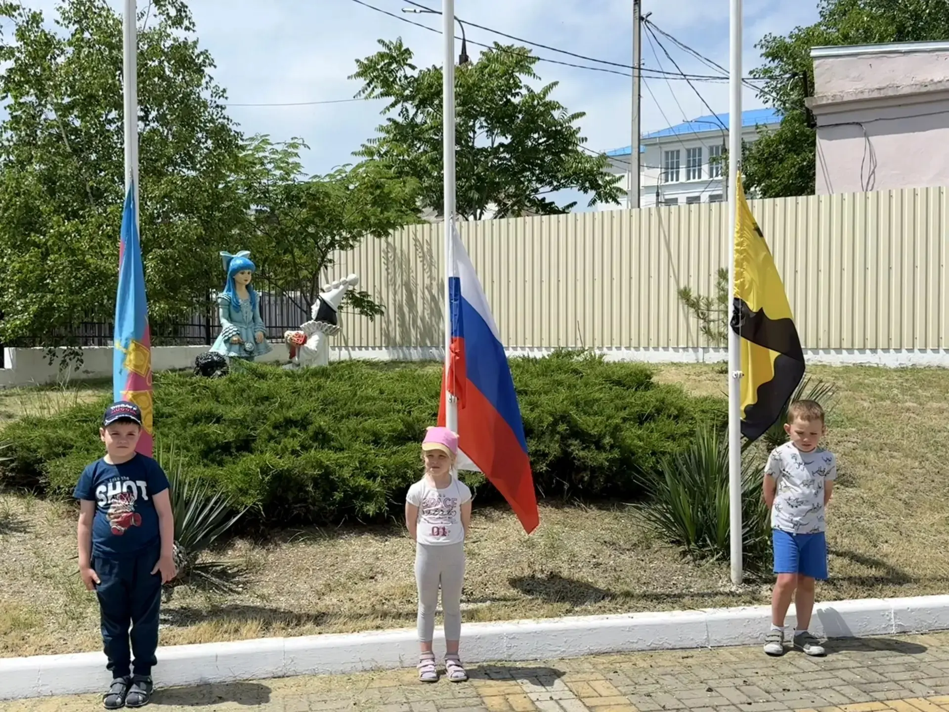 Открыли новую неделю торжественным церемониалом подъема флагов! 😄👍🇷🇺🇷🇺🇷🇺   Лучшими воспитанн