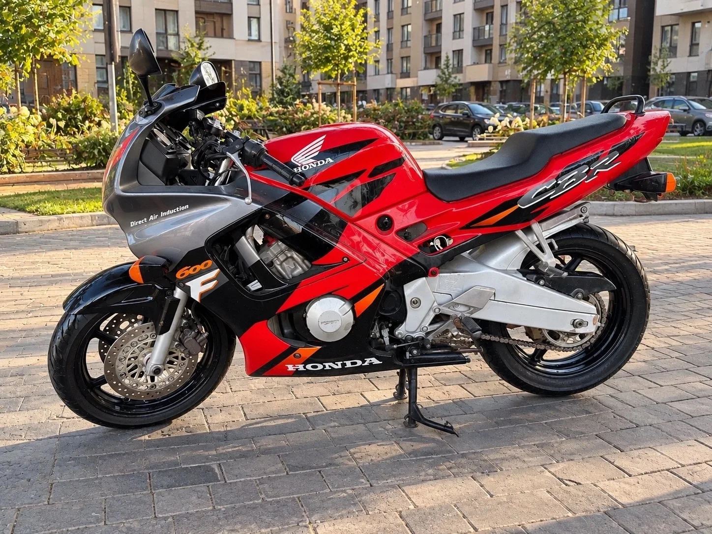 Продам CBR600F. Мотоцикл на ходу, двигатель работает ровно, коробка переключается норма...