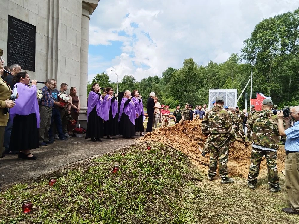 В Мосальском округе предали земле останки героев

19 июня в Мосальском округе на мемориальном компле