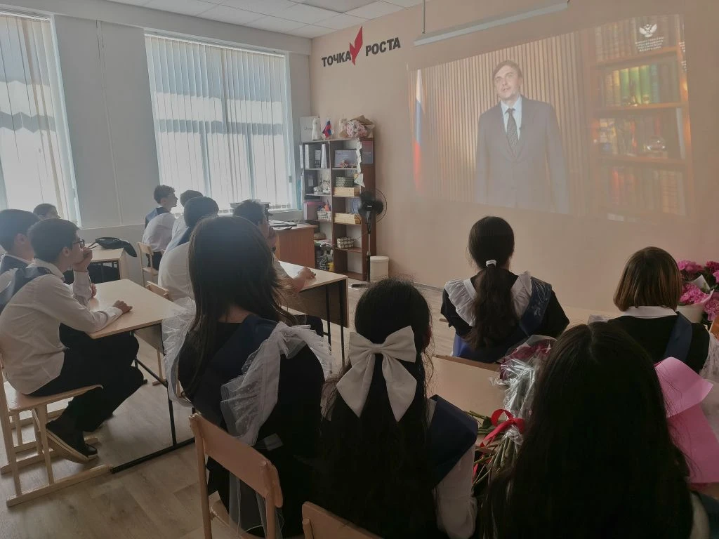 Глава Минпросвещения поздравил выпускников с последним звонком