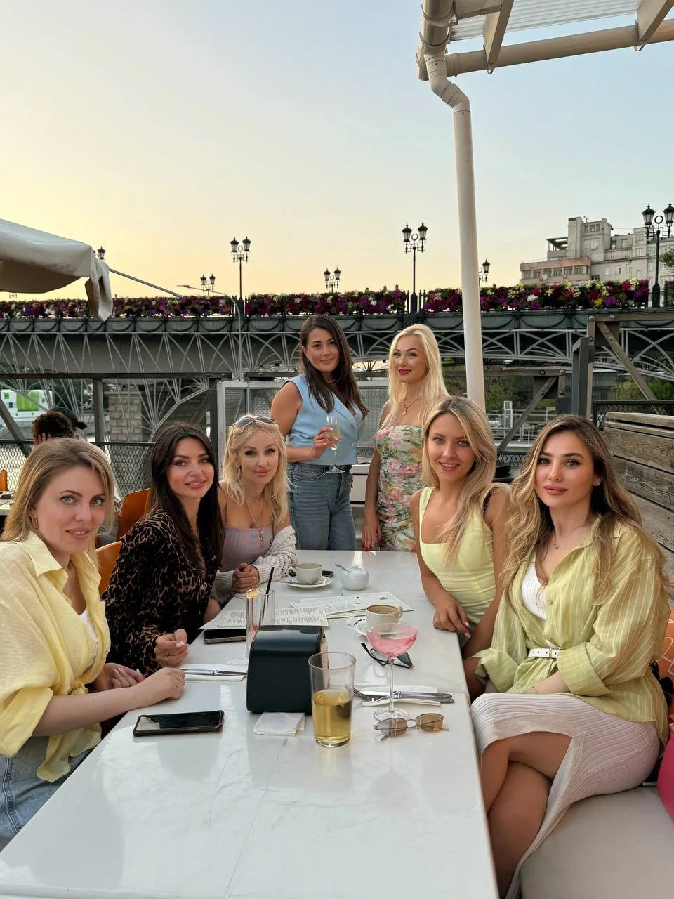 Потрясающий летний вечер с подругами мы провели вчера 🥰  А как проходит твое лето? Не пропускай вст