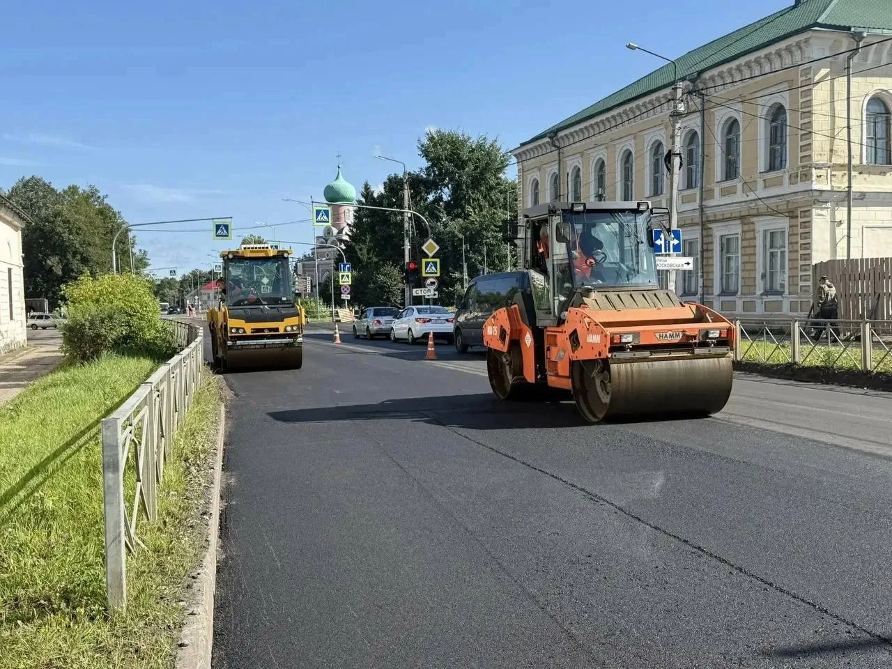 🛠 В Тихвине ремонтируют участок Советской улицы