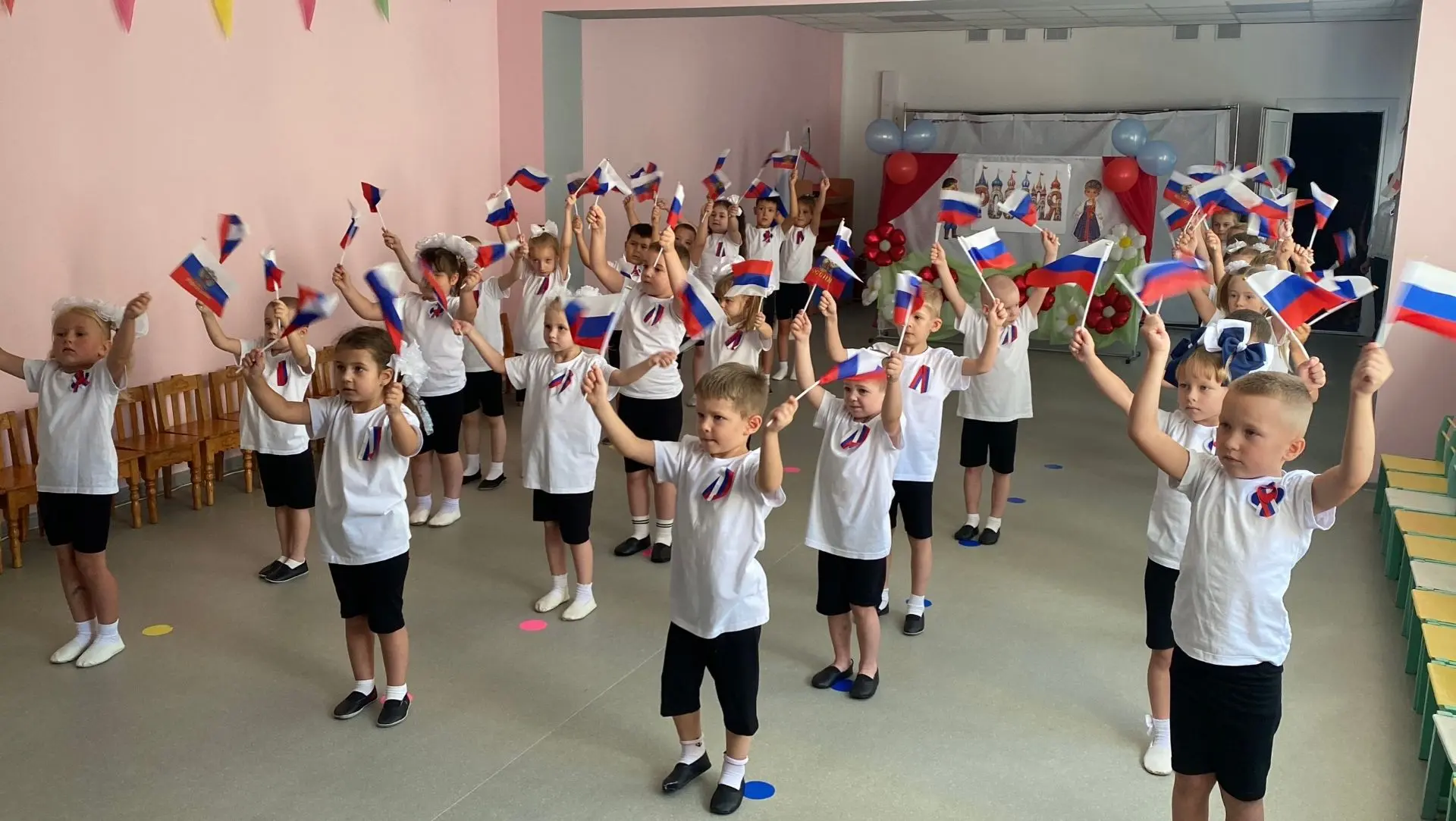 Три цвета России: в детском саду «Сказка» отметили День флага