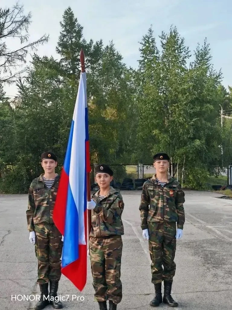 🔔🇷🇺Торжественная линейка началась с главного момента — выноса Государственного флага...