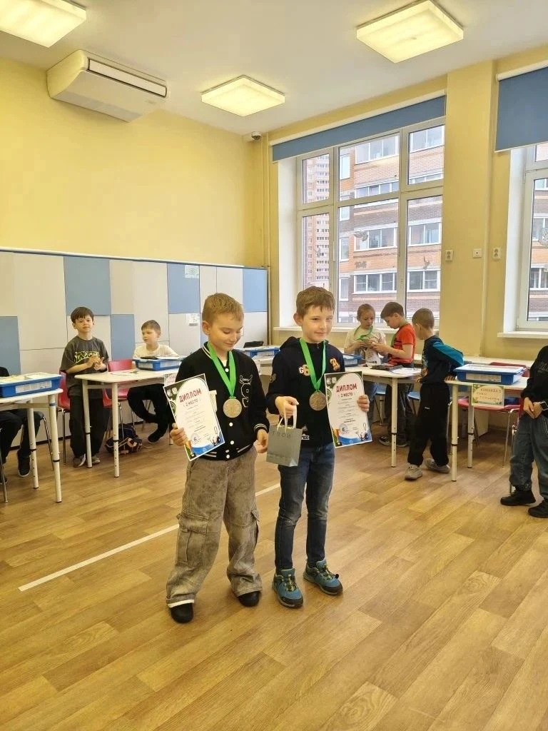 В эти выходные в Муринской СОШ №3 прошли соревнования по робототехнике «Школьная робо-битва»🚀  Участ
