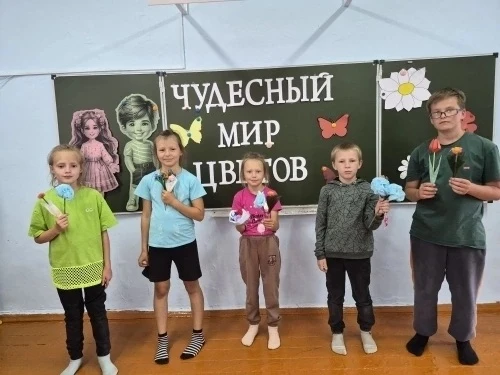 ЛОЛ  "Орлята" МОУ "СОШ с.Демьяс" прошла конкурсно-игровая программа «Волшебный мир цвет...