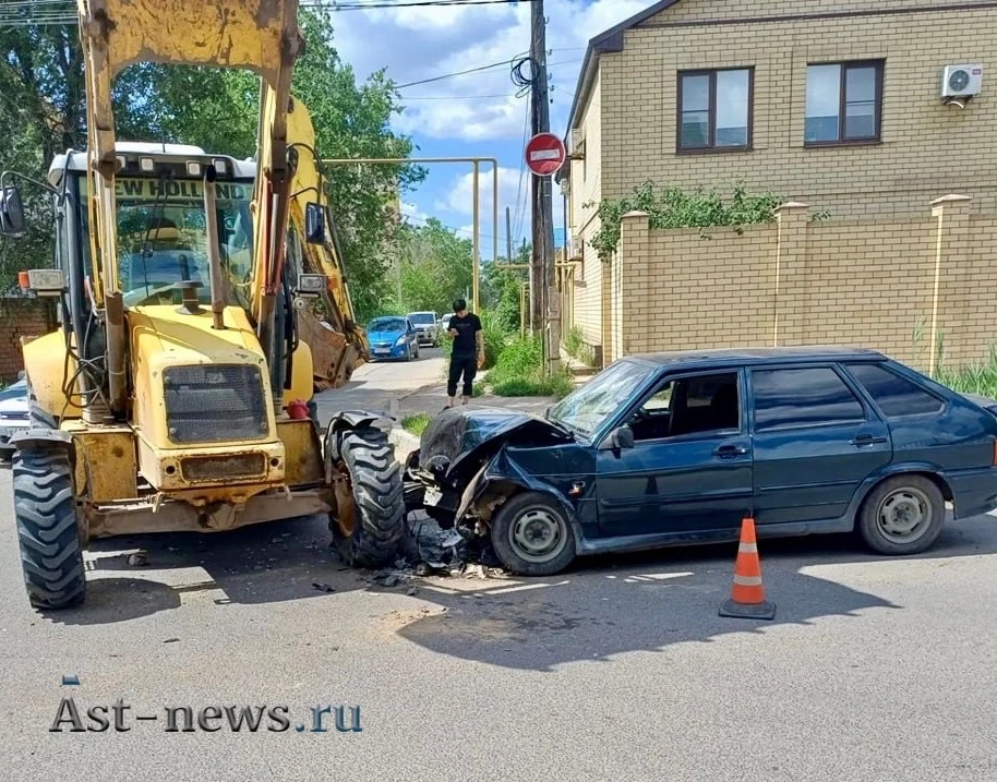 Сегодня утром в Астрахани на улице Маркина решили «помериться силами» трактор и «Lada Samara», сообщ