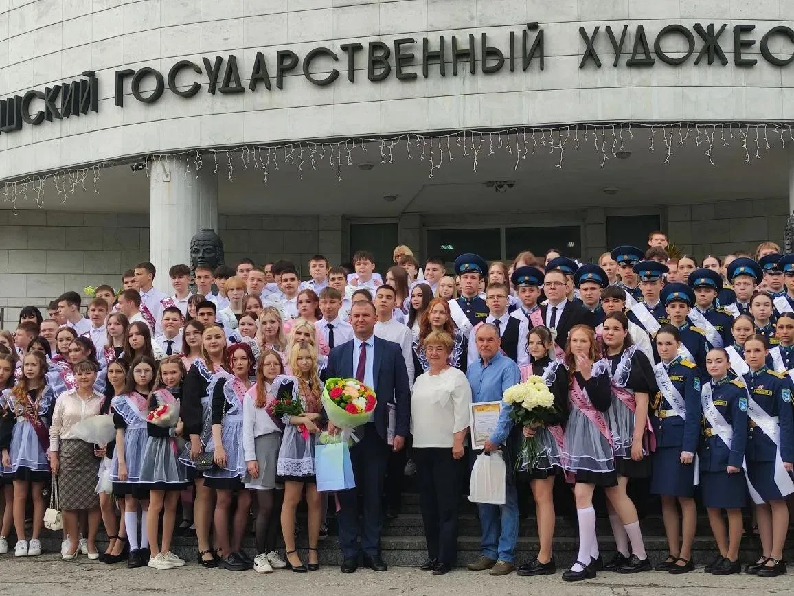 🎒🛎️ Прощай, школа! В Чебоксарах прозвенели последние звонки для выпускников  В школах Чебоксар состо
