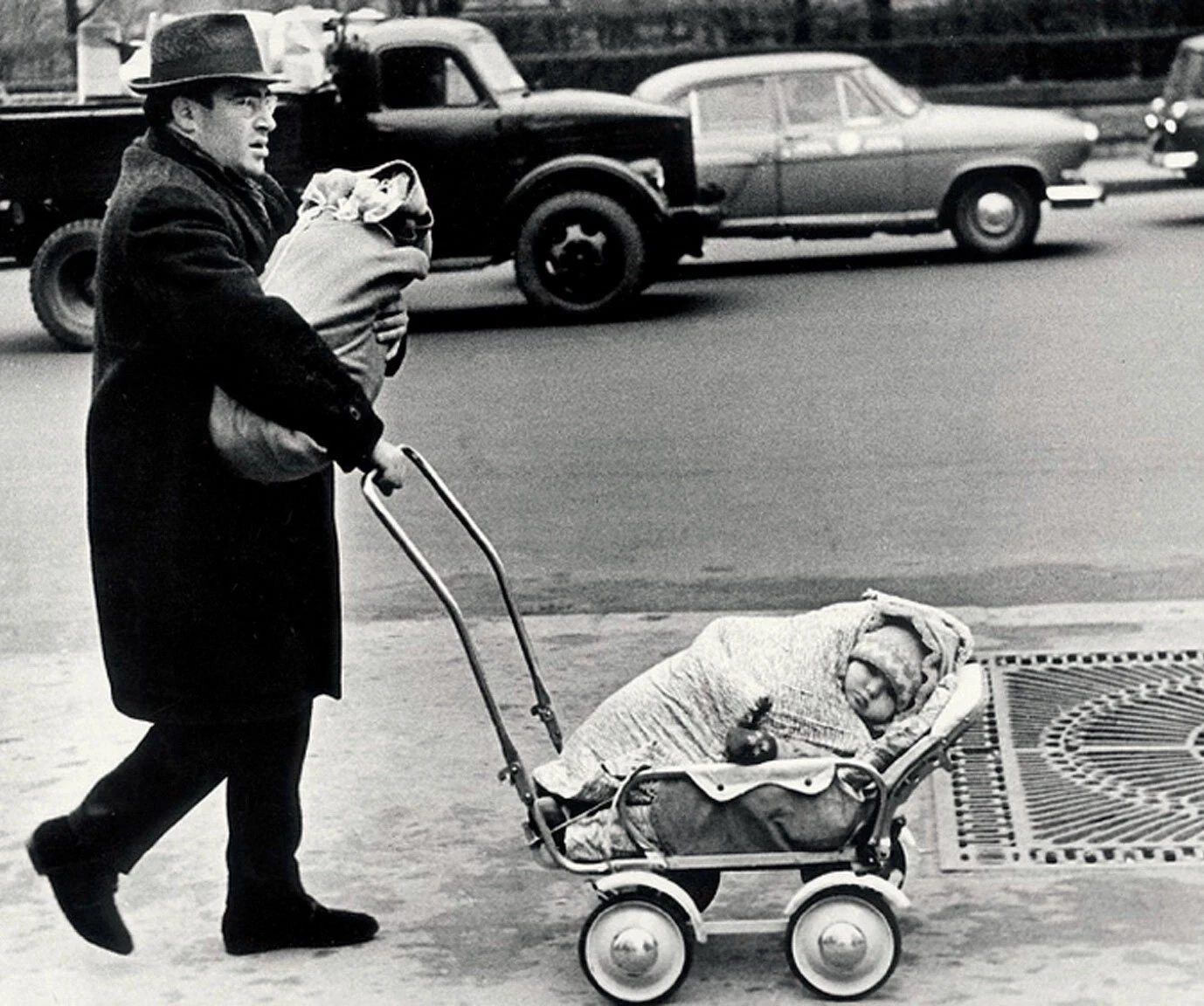 В 1960-е годы мир обошла трогательная фотография из Советского Союза. На ней — интеллиг...